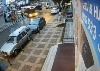 Ümraniye'de İETT otobüsü park halindeki otomobillere çarptı; kaza kamerada