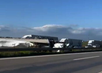 Gaziantep'te TIR, otomobile çarptı: 2 yaralı