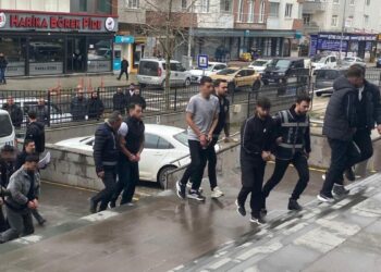 Banka hesabını kiraladığı kişilere ulaşamayınca arkadaşlarını kaçırıp darbettirdi