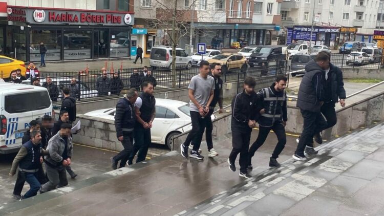 Banka hesabını kiraladığı kişilere ulaşamayınca arkadaşlarını kaçırıp darbettirdi