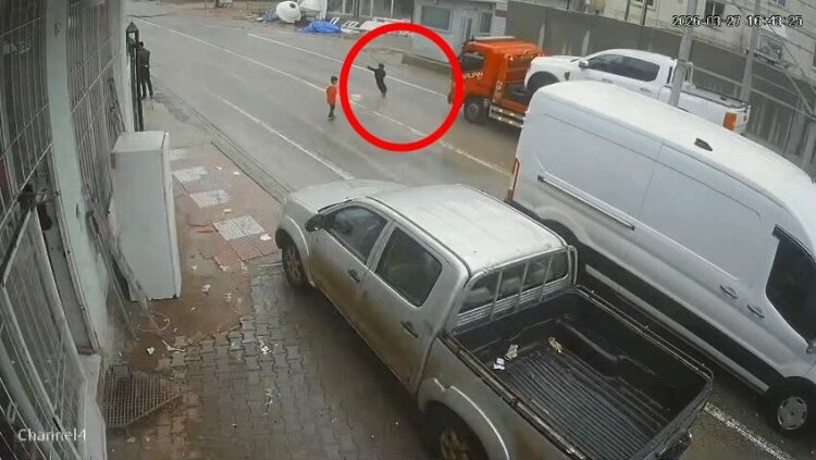 Yola fırlayan çocuk kazadan son anda kurtuldu