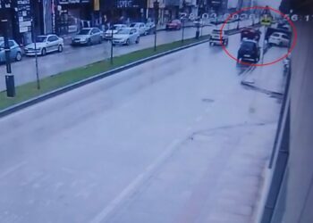 Otomobille çarpışan motosikletin sürücüsü yaralandı; kaza kamerada