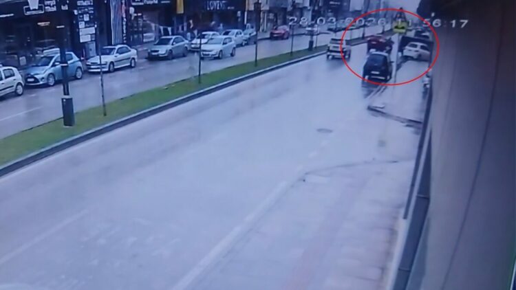 Otomobille çarpışan motosikletin sürücüsü yaralandı; kaza kamerada