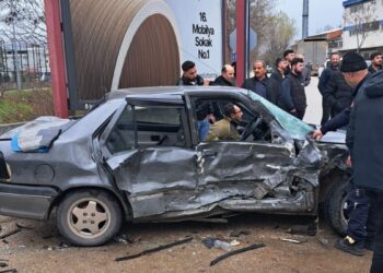 Kamyonet ile otomobil çarpıştı; 2'si bebek 9 yaralı