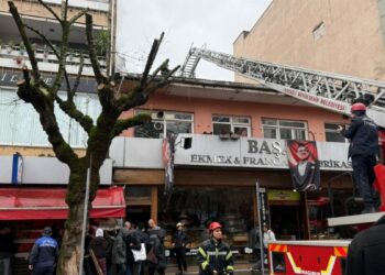 Fırın bacası tutuştu; 3 kişi dumandan etkilendi
