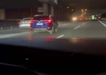 Pendik Tem Otoyolu'nda trafiği tehlikeye atan otomobil sürücüsü kamerada