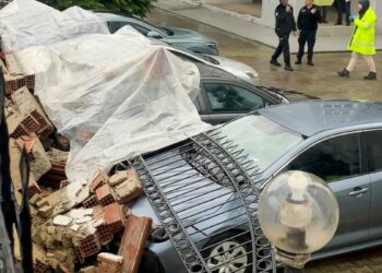 Aydın'da istinat duvarı çöktü; 4 otomobil hasar gördü