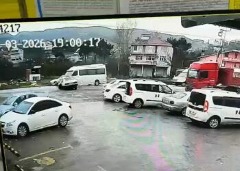 Servis minibüsü ile otomobil çarpıştı: 7 yaralı