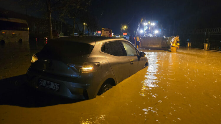 Manisa’da sağanak; araçlar yolda mahsur kaldı