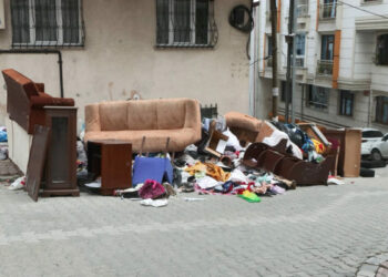Esenyurt'ta evden çıkarmak istediği kiracısının eşyalarını sokağa attı