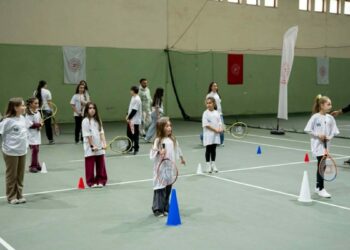 Eski milli sporcu çocukları tenisle buluşturuyor
