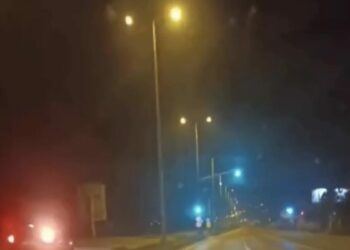 Otomobilin ters yönde ilerlediği anlar kamerada