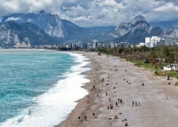 Antalya’da yağış sonrası güneş açtı, sahillerde yoğunluk oluştu