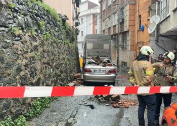Kağıthane’de yağış sonrası duvar park halindeki aracın üstüne yıkıldı