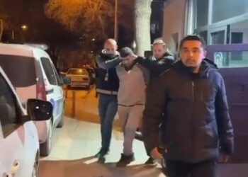 Çatıdaki güneş enerjisi panellerini çalan 2 kişi yakalandı