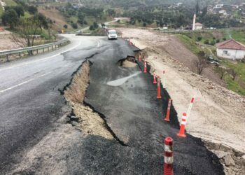 Aydın'da toprak kayması; kara yolu ikinci kez çöktü