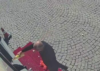 Camını kırdığı eczaneyi yakmaya çalışan eczacı gözaltına alındı