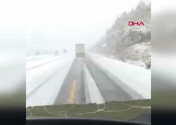 Konya yolunda kar yağışı