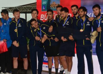 Fenerbahçe, Büyükler Türkiye Kupası Kürek Yarışları'nda kadın ve erkeklerde birinci oldu