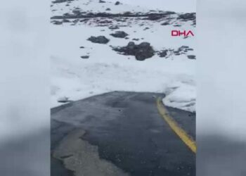 Uludere’de çığ düştü, yol kapandı