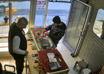 Girdiği kuyumcuda 60 bin liralık yüzüğü alıp kaçtı; olay kamerada