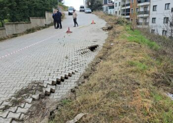 Sağanak sonrası yoldaki çökme, tedirginliğe neden oldu