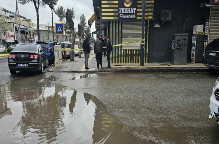 Çarşaf giyip soygun için girdikleri kuyumcuda iş yeri sahibini yaralayan şüpheliler yakalandı