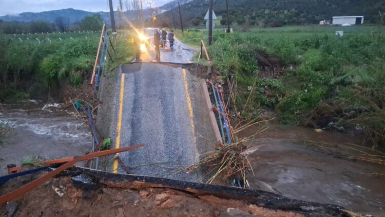 Milas’ta sağanakta köprü çöktü