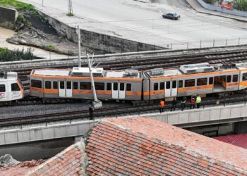 Adana’da metro vagonu seyir halindeyken raydan çıktı; kazada yaralanan olmadı