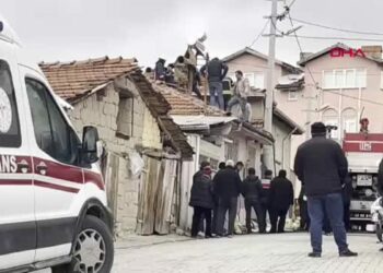 Kütahya'da tek katlı ev çıkan yangında kullanılamaz hale geldi