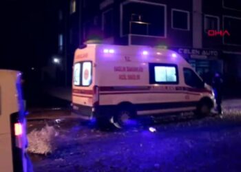 Annesinin, erkek arkadaşını bıçakladı; ikinci kez saldırı anı kamerada