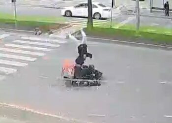 Mersin'de motokuryenin yaya geçidinde çocuğa çarptığı kaza kamerada: 1 yaralı