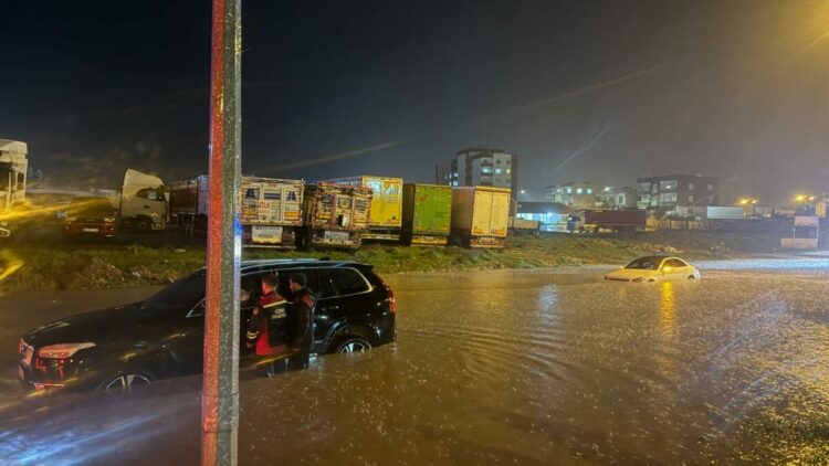 Cizre’de sağanak; evleri su bastı, mahsur kalanlar kurtarıldı
