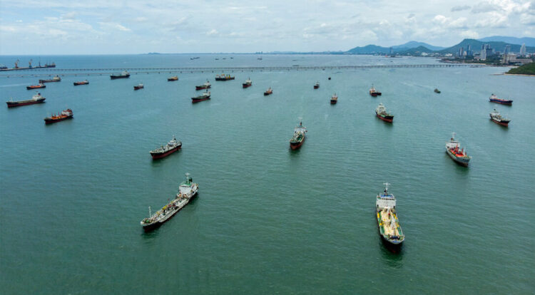 Hindistan'a ait LPG tankerleri Hürmüz Boğazı'ndan geçti