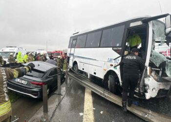 Başakşehir'de servis minibüsünün karıştığı zincirleme kaza ; yaralılar var