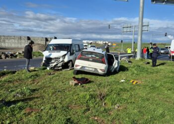 Öğrenci servis minibüsü ile otomobil çarpıştı: 13 yaralı