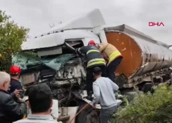 TIR'la çarpışan tanker portakal bahçesine girdi: 2 yaralı