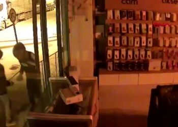Kaldırım taşıyla kırdıkları vitrinlerdeki cep telefonu ve elektronik ürünleri çaldılar