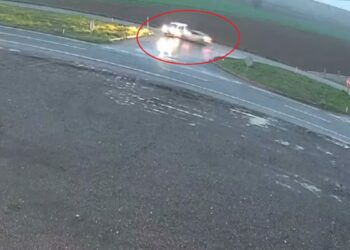 Otomobil ile hafif ticari aracın çarpıştığı kaza kamerada: 1'i ağır 4 yaralı