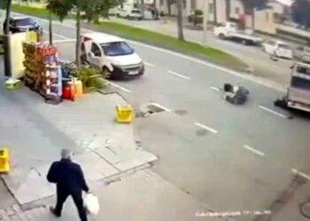 Kamyonete çarpan motosiklet sürücüsü hayatını kaybetti; kaza kamerada