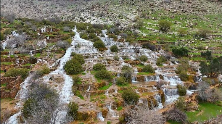 Mardin’de dağlar arasında gizlenmiş Başdeğirmen Şelalesi, görsel şölen sunuyor