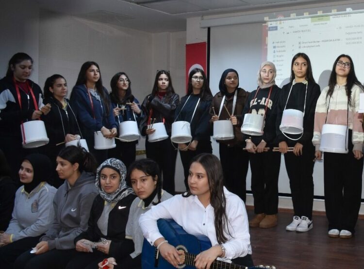 Liselilerden 'geri dönüşüm' orkestrası