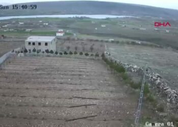 Kayseri’de boş araziye yıldırım düşme anı kamerada