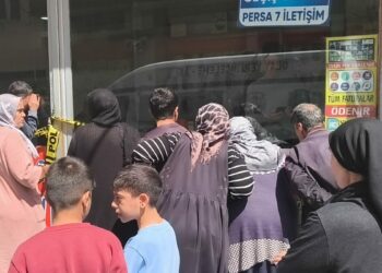 Kasklı şüpheli, telefon tamircisini öldürdü