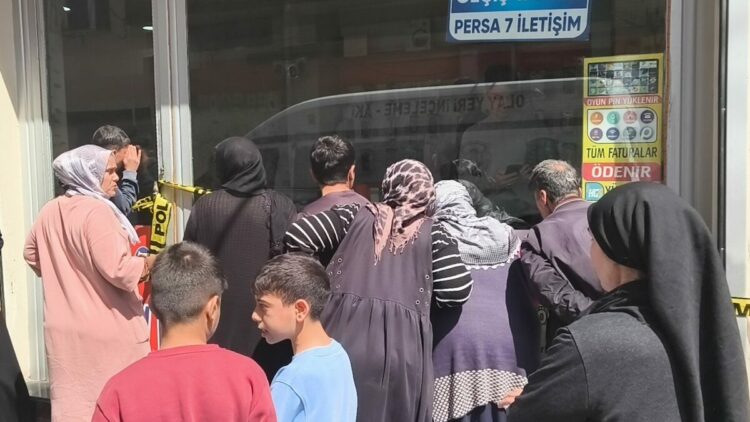 Kasklı şüpheli, telefon tamircisini öldürdü