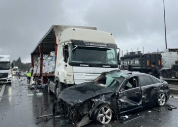 TEM’de 6 araç zincirleme kazaya karıştı: 3 yaralı