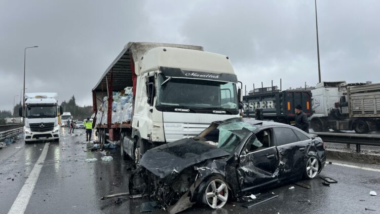 TEM’de 6 araç zincirleme kazaya karıştı: 3 yaralı