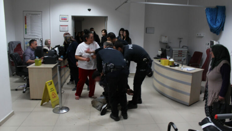 Annesinin sevgilisini bıçaklamıştı; adliyeye sevk edildiler