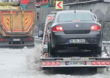 Sarıyer'de yollar göle döndü; sürücüler ilerlemekte güçlük çekti
