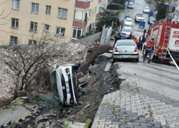 Üsküdar'da yağışın ardından yol çöktü; park halindeki otomobil çukura düştü